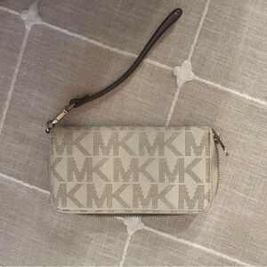 Michael Kors Wallet. Good condition!